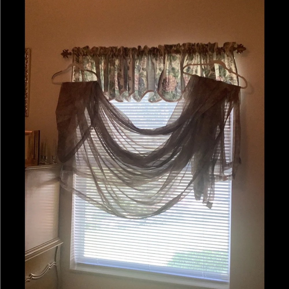 Valance By CROSCILL  Earth tones  pretty color size 204”x50” hang how you pr…